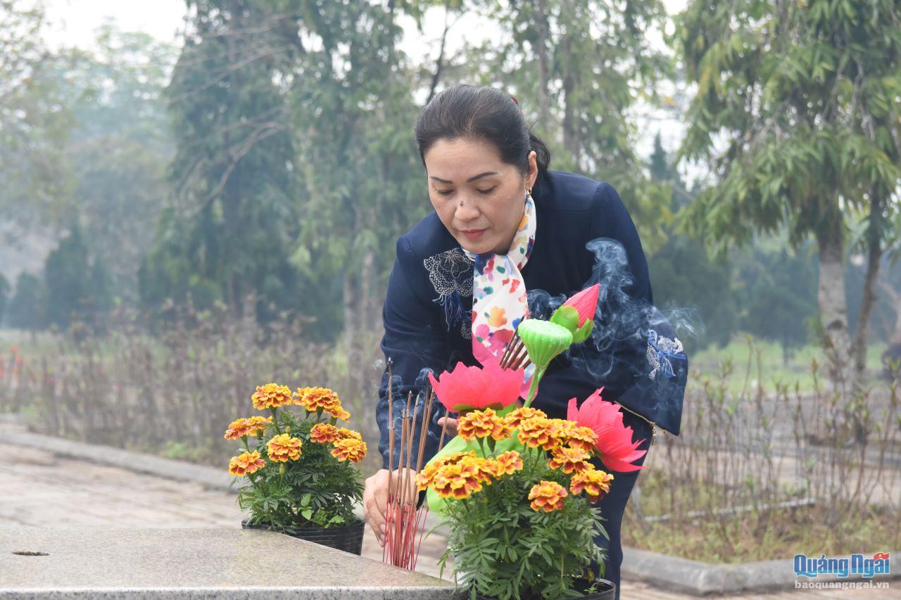 Phó Bí thư Tỉnh ủy Đinh Thị Hồng Minh thắp hương lên các phần mộ liệt sĩ.