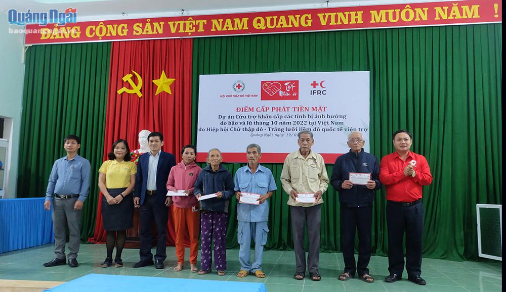 Đại diện lãnh đạo Hội Chữ thập đỏ tỉnh trao tiền hỗ trợ cho người dân tại xã Nghĩa Thắng (Tư Nghĩa).