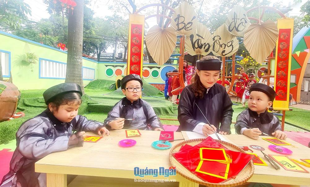  Các bé Trường Mầm non Bình Minh (TP.Quảng Ngãi) tham gia hoạt động viết câu đối Tết. 