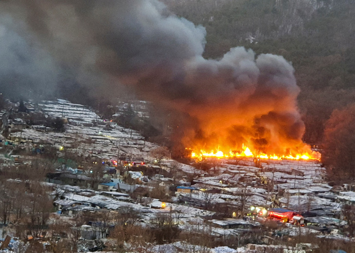 Khói bốc lên từ đám cháy tại làng Guryong, khu ổ chuột cuối cùng tại quận Gangnam hào nhoáng ở Seoul, Hàn Quốc, ngày 20-1 - Ảnh: YONHAP