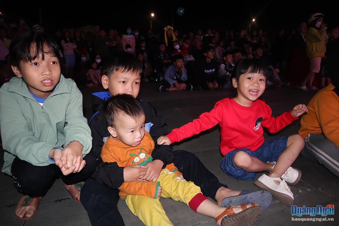 Chương trình văn nghệ thu hút nhiều người dân và trẻ em đến xem và cổ vũ