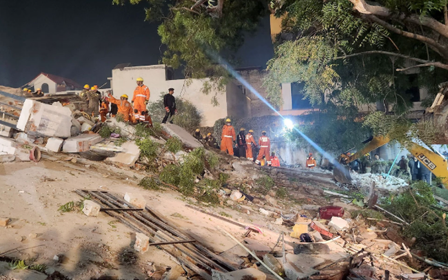 Tòa nhà sụp đổ ở Lucknow. (Ảnh: Reuters)