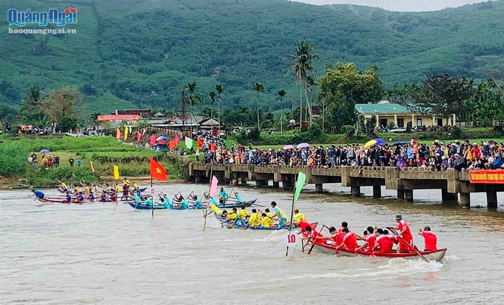 Các đội thuyền tranh tài quyết liệt tại Giải đua thuyền truyền thống mừng Đảng mừng Xuân trong sự cổ vũ nông nhiệt của hàng nghìn người dân. 