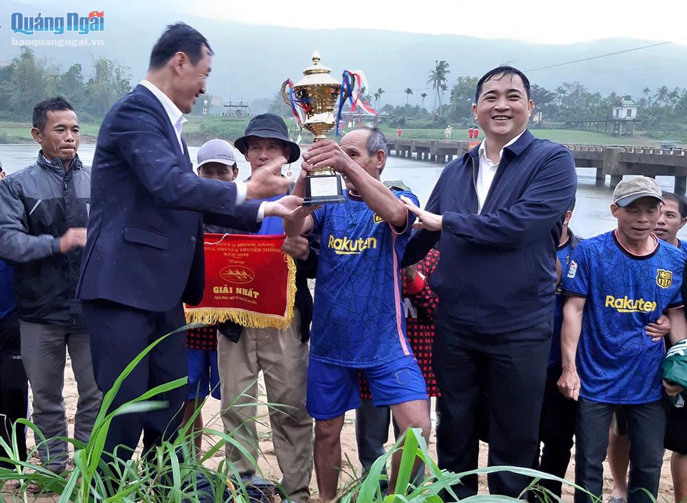 Bí thư Huyện ủy Nghĩa Hành Trần Đình Cảm trao Cúp vô địch cho đội thuyền của xã Hành Tín Tây.