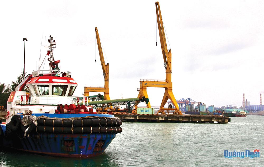 Tàu lai dắt neo tại Cảng Gemandept (thuộc cảng nước sâu Dung Quất) sẵn sàng hỗ trợ tàu hàng ra vào nhập và bốc dỡ hàng hóa những ngày nghỉ tết Quý Mão 2023.  Ảnh: Thanh Nhị