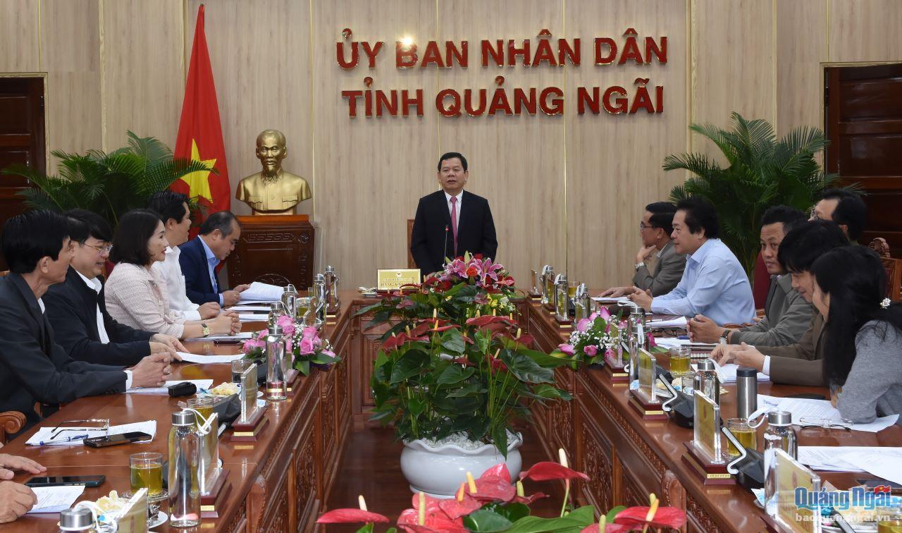 Chủ tịch UBND tỉnh Đặng Văn Minh phát biểu tại cuộc họp.