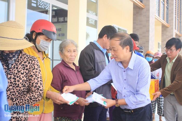Phó Tổng Biên tập Báo Quảng Ngãi trao quà cho người dân có hoàn cảnh khó khăn tại thị trấn Châu Ổ (Bình Sơn).