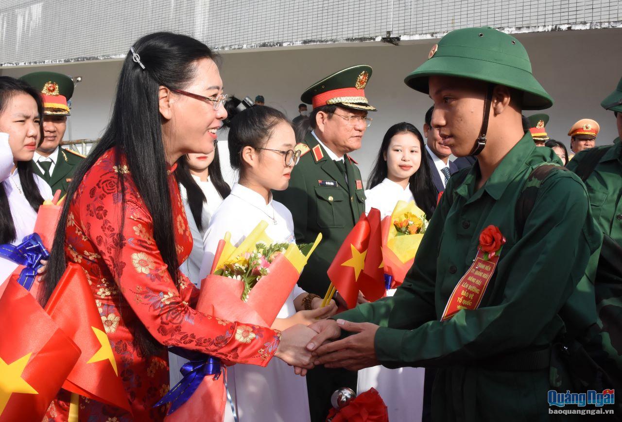 Ủy viên Trung ương Đảng, Bí thư Tỉnh ủy, Chủ tịch HĐND tỉnh Bùi Thị Quỳnh Vân tặng hoa và động viên các tân binh TP.Quảng Ngãi lên đuồng thực hiện nghĩa vụ Quân sự.