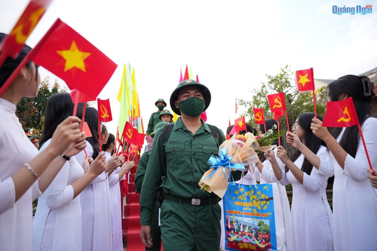 Tân binh huyện Bình Sơn hăng hái lên đường tòng quân.