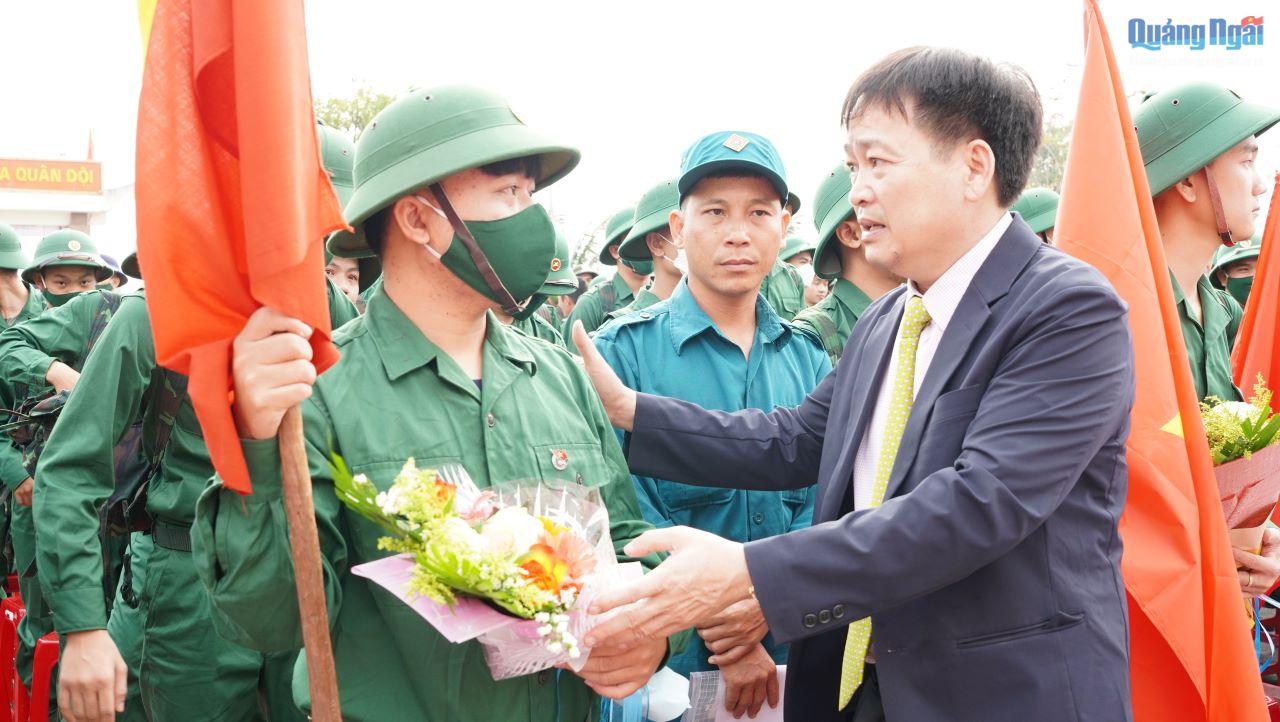 Phó Chủ tịch Thường trực HĐND tỉnh Nguyễn Cao Phúc tặng hoa, động viên các tân binh lên đường nhập ngũ.