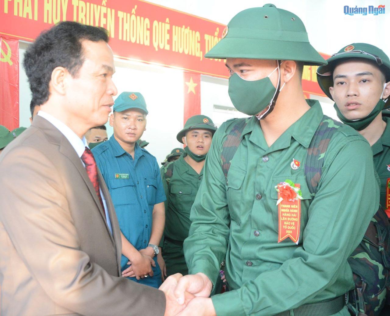 Trưởng ban Tuyên giáo Tỉnh ủy Đặng Ngọc Dũng động viên các tân binh huyện Nghĩa Hành.