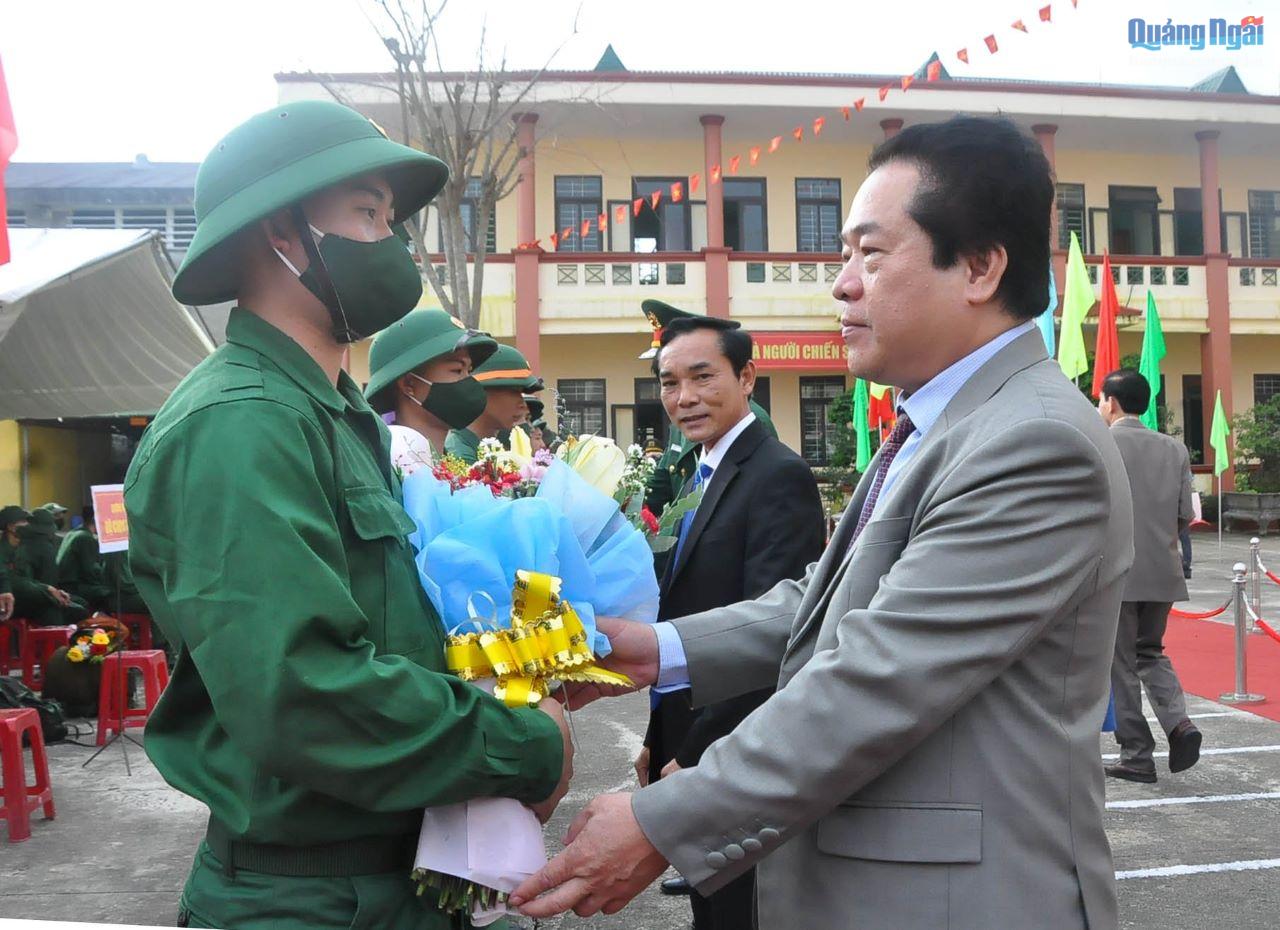 Phó Chủ tịch UBND tỉnh Võ Phiên tặng hoa, động viên thanh niên huyện Tư Nghĩa trong ngày hội tòng quân. 