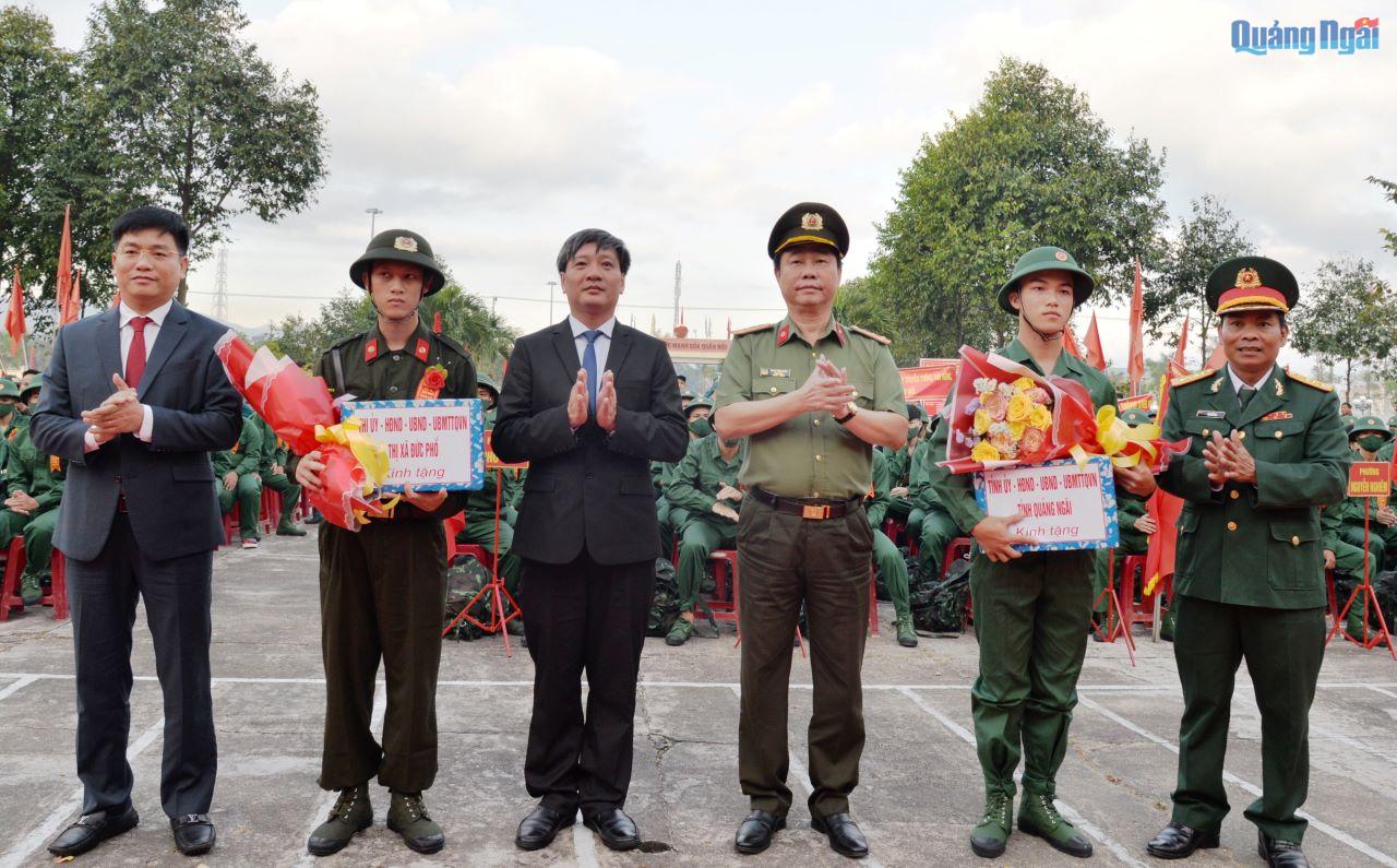 Đại tá Phan Công Bình, Giám đốc Công an tỉnh và lãnh đạo các sở, ngành, địa phương.