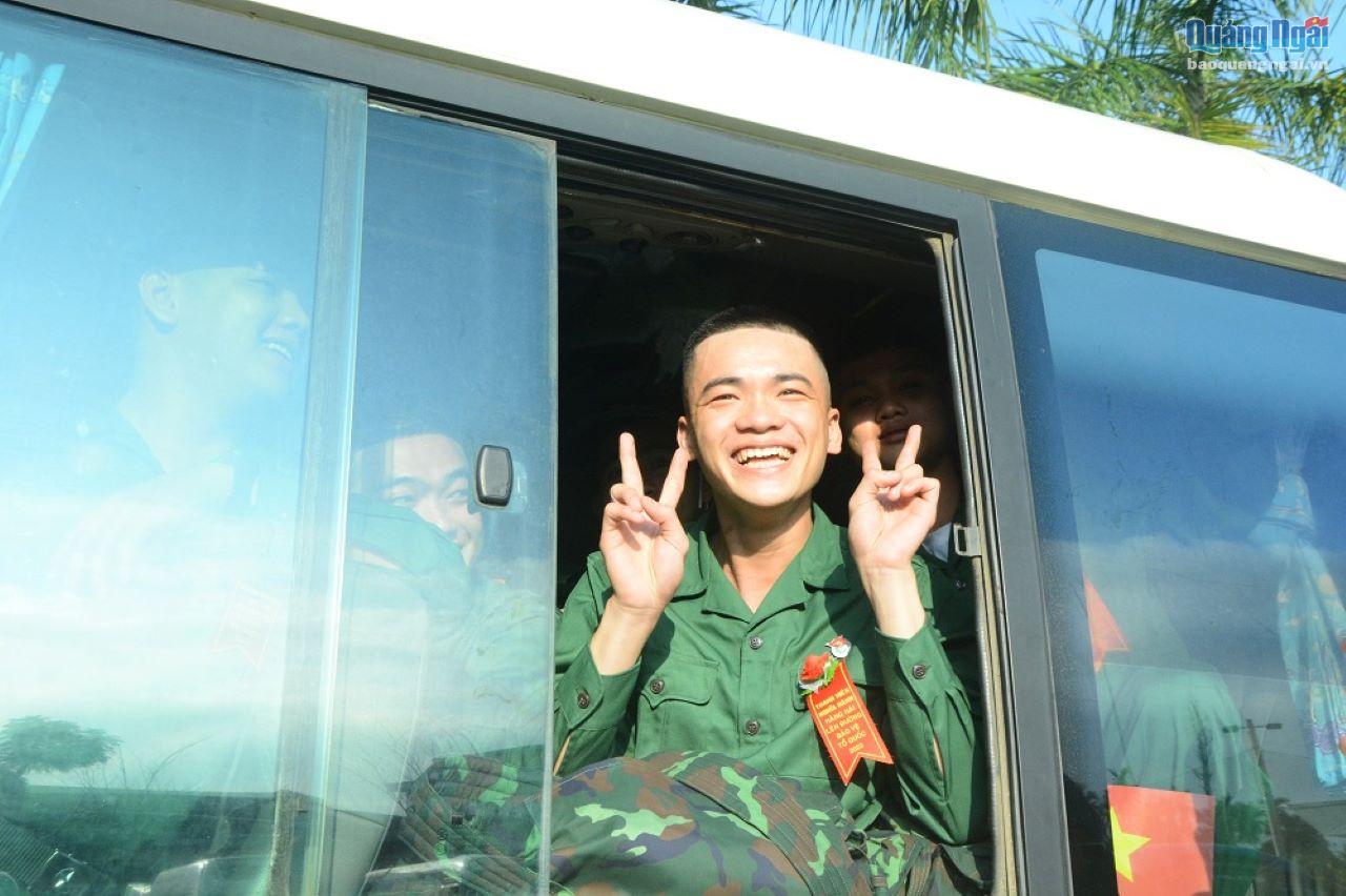 Các tân binh huyện Nghĩa Hành tự tin bước qua Cầu Vinh quang, lên xe về đơn vị mới.