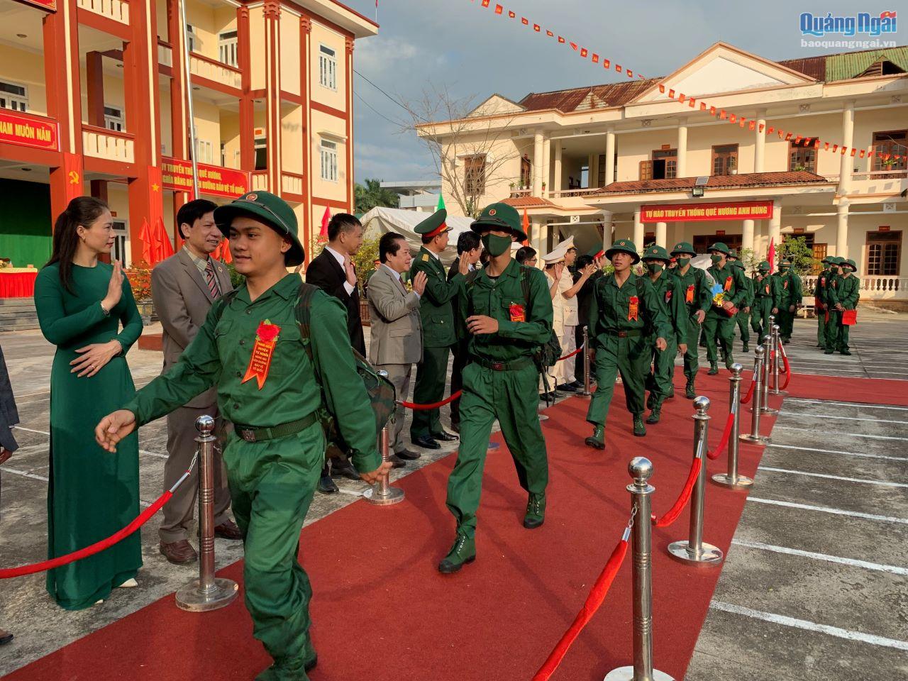 256 thanh niên của huyện Tư Nghĩa hăng hái lên đường nhập ngũ trong khí thế rộn ràng của ngày hội tòng quân. 