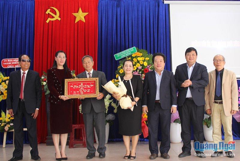 Ban Liên lạc Hội đồng hương Quảng Ngãi tại TP.Đà Lạt (Lâm Đồng) tặng quà cho tỉnh Quảng Ngãi. Ảnh: H.T