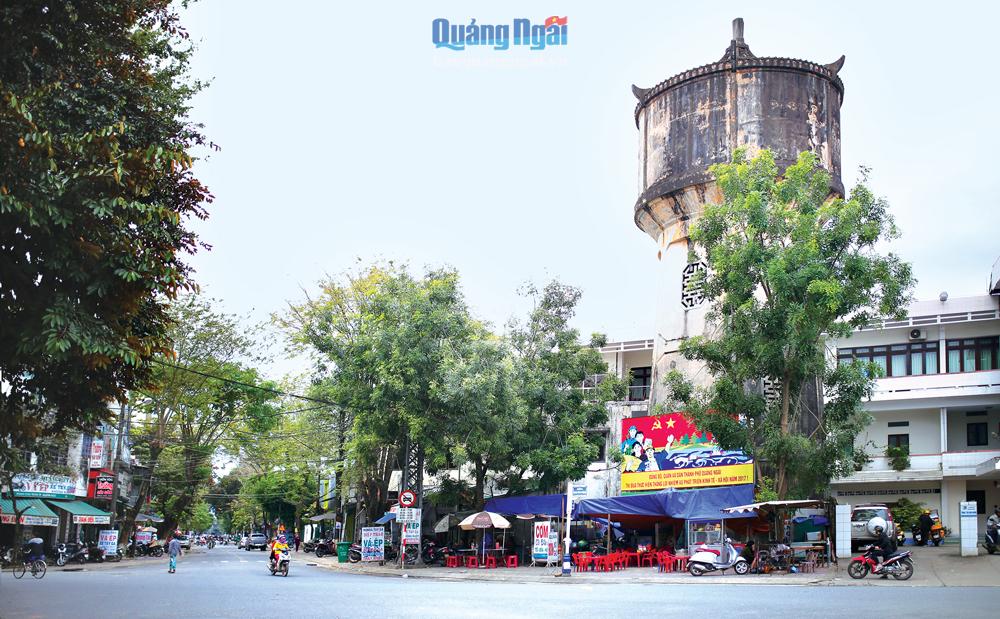 Tháp nước Bưu điện tỉnh - một chứng tích của thời gian, chứng kiến nhiều sự đổi thay của thành phố Quảng Ngãi.    Ảnh: PV