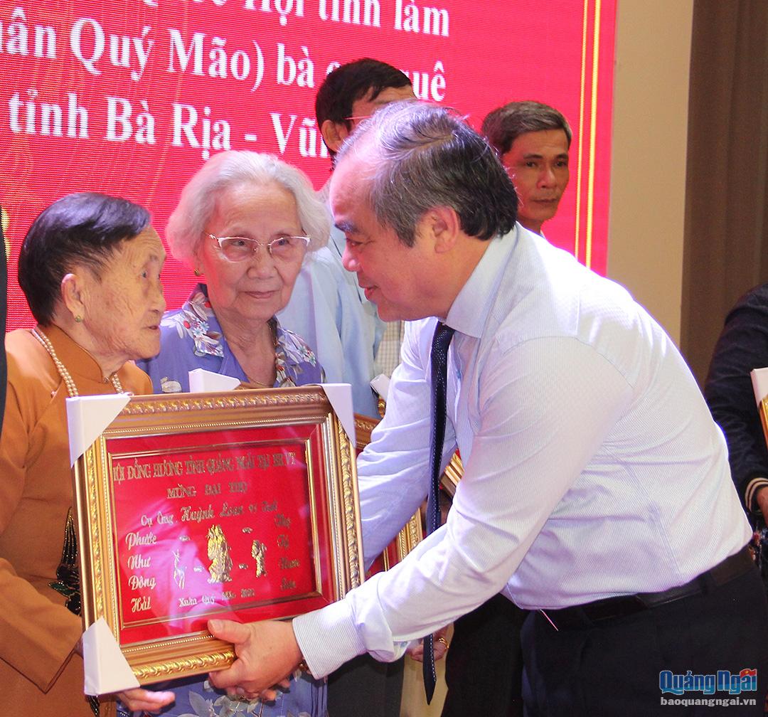 Phó Chủ tịch Thường trực UBND tỉnh Trần Hoàng Tuấn tặng quà mừng thọ các cụ từ 80 từ trở lên.