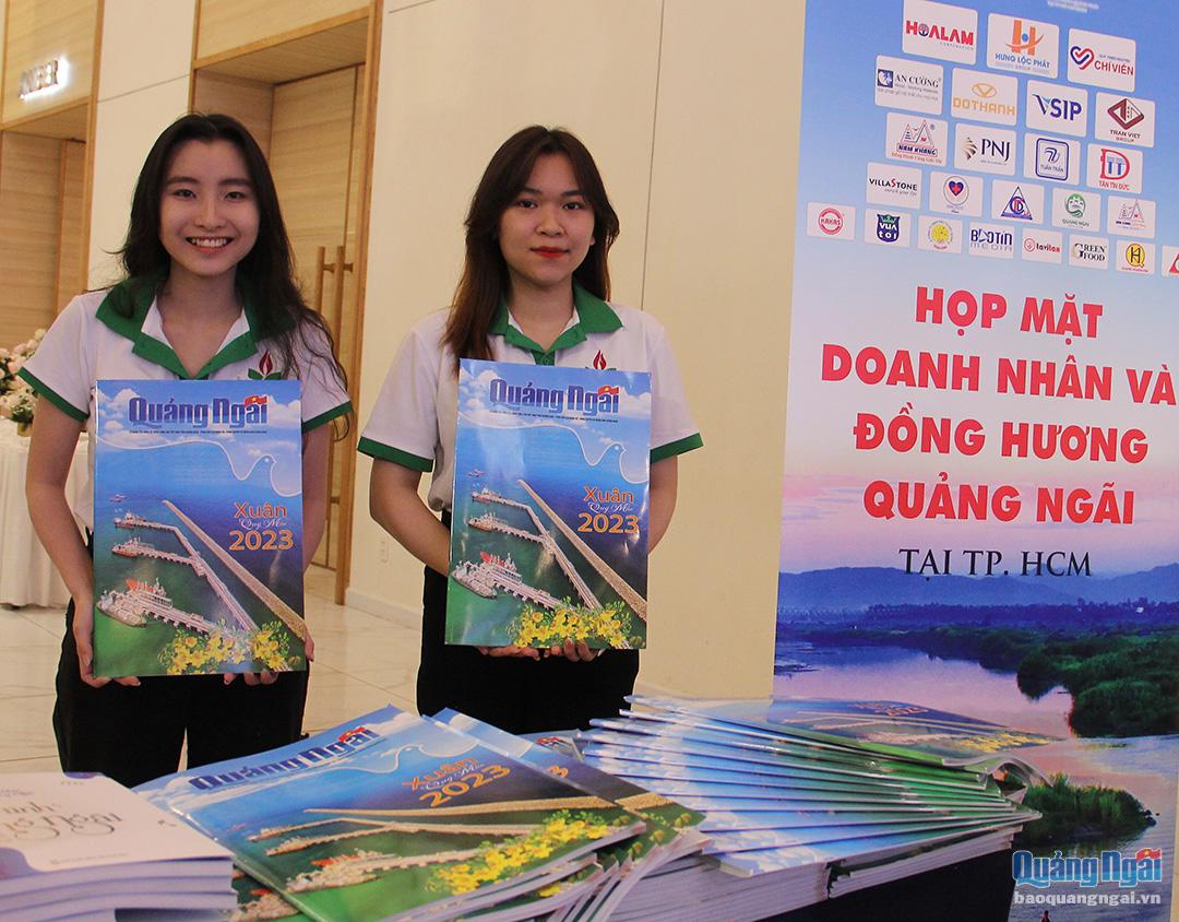 Ấn phẩm báo Quảng Ngãi Xuân Quý Mão 2023 được chọn làm quà tặng cho Hội Đồng hương và CLB Doanh nhân Quảng Ngãi tại TP.Hồ Chí Minh.