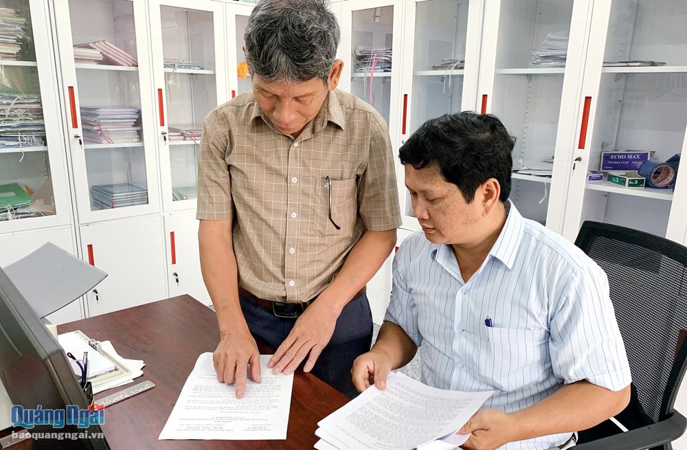 Phó Bí thư Đảng ủy xã Thanh An (Minh Long) Đinh Văn Chi trao đổi với cán bộ văn phòng về nhiệm vụ được giao. 