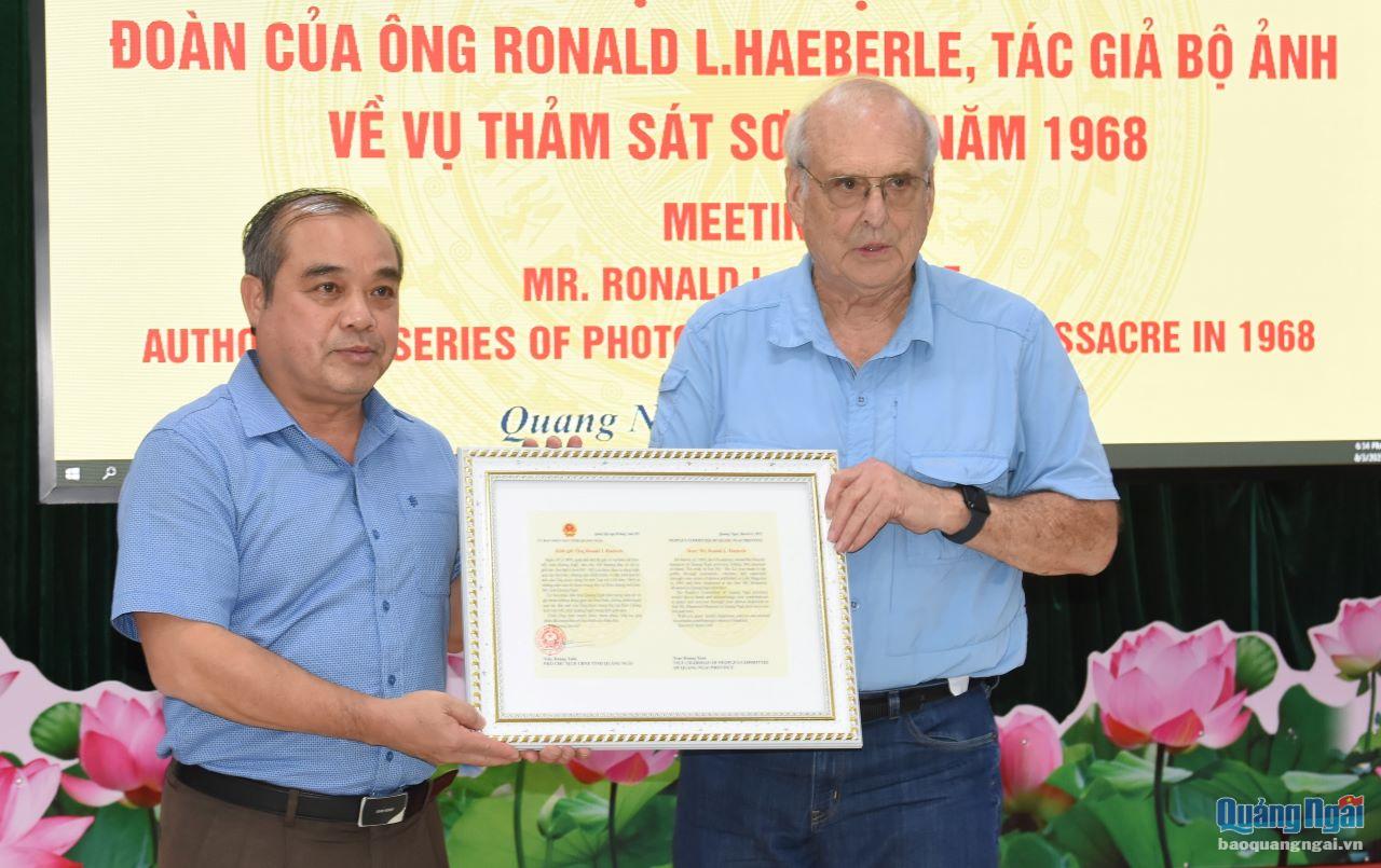 Phó Chủ tịch Thường trực UBND tỉnh Trần Hoàng Tuấn trao thư cảm ơn của tỉnh Quảng Ngãi cho ông Ronald L.Haeberle.