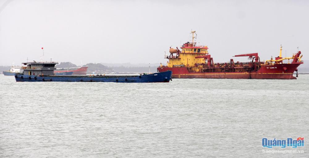 Tàu cập cảng Dung Quất để nhận hàng xuất khẩu. 