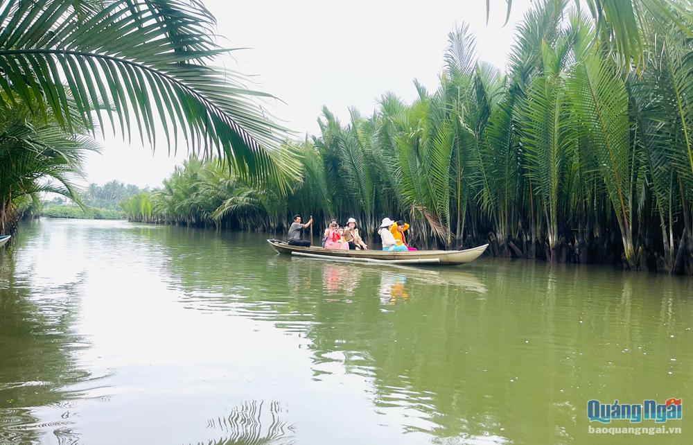 Thành viên Hợp tác xã Nông nghiệp và Du lịch cộng đồng Mỹ Khê (TP.Quảng Ngãi) đưa khách tham quan rừng dừa nước.