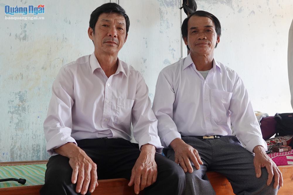 Thầy Phạm Văn Ó (bên phải) và thầy Lê Tuấn trong căn phòng ở sau giờ lên lớp.  Ảnh: Phạm Anh