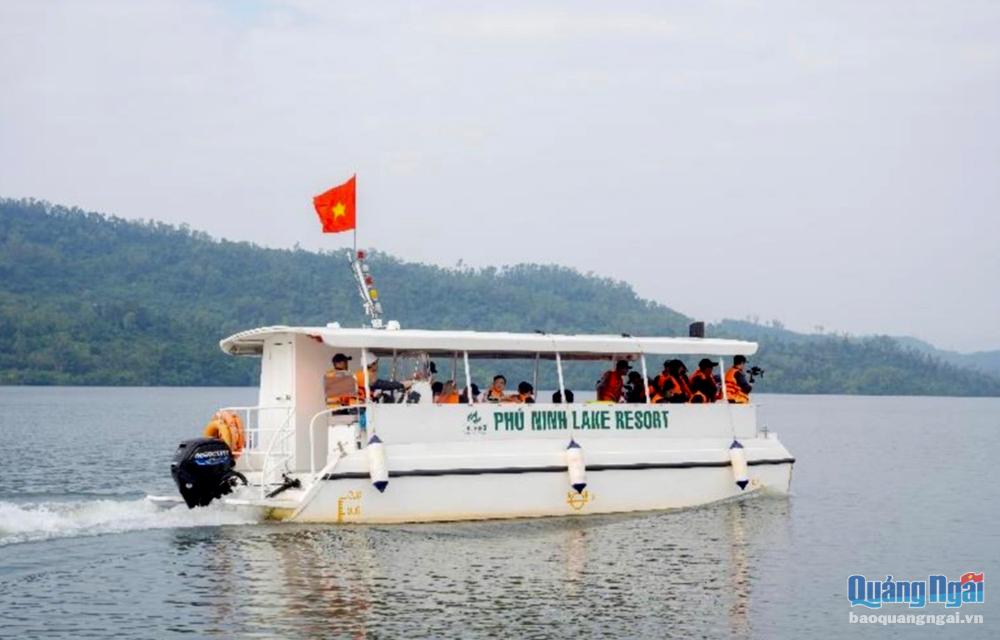 Trải nghiệm tham quan hồ Phú Ninh, huyện Núi Thành, tỉnh Quảng Nam. Ảnh: PV