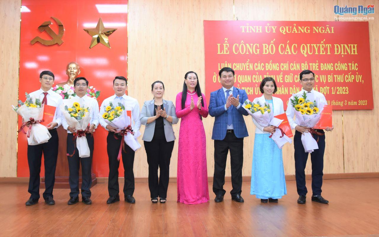 Ủy viên Trung ương Đảng, Bí thư Tỉnh ủy, Chủ tịch HĐND tỉnh Bùi Thị Quỳnh Vân và Thường trực Tỉnh ủy đã tặng hoa, chúc mừng 5 cán bộ trẻ được luân chuyển về cơ sở đợt 1 năm 2023. 