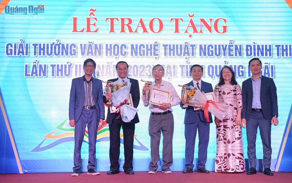  Ban tổ chức trao Giải thưởng VHNT Nguyễn Đình Thi, lần thứ 3, năm 2023 cho các nhạc sĩ.