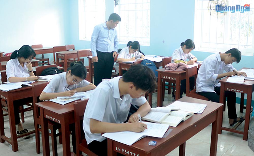 Thầy và trò Trường THPT Chuyên Lê Khiết trong giờ học.