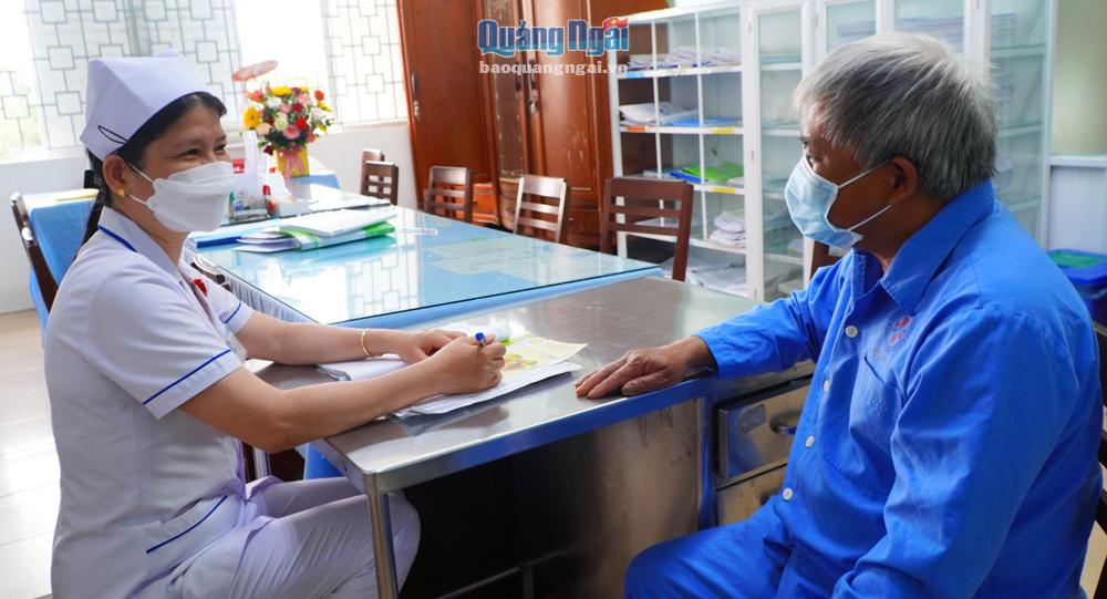 Điều dưỡng trưởng Trần Thị Hoàng Mai -  Khoa Ngoại tổng hợp (Bệnh viện Đa khoa tỉnh) tư vấn cho bệnh nhân.