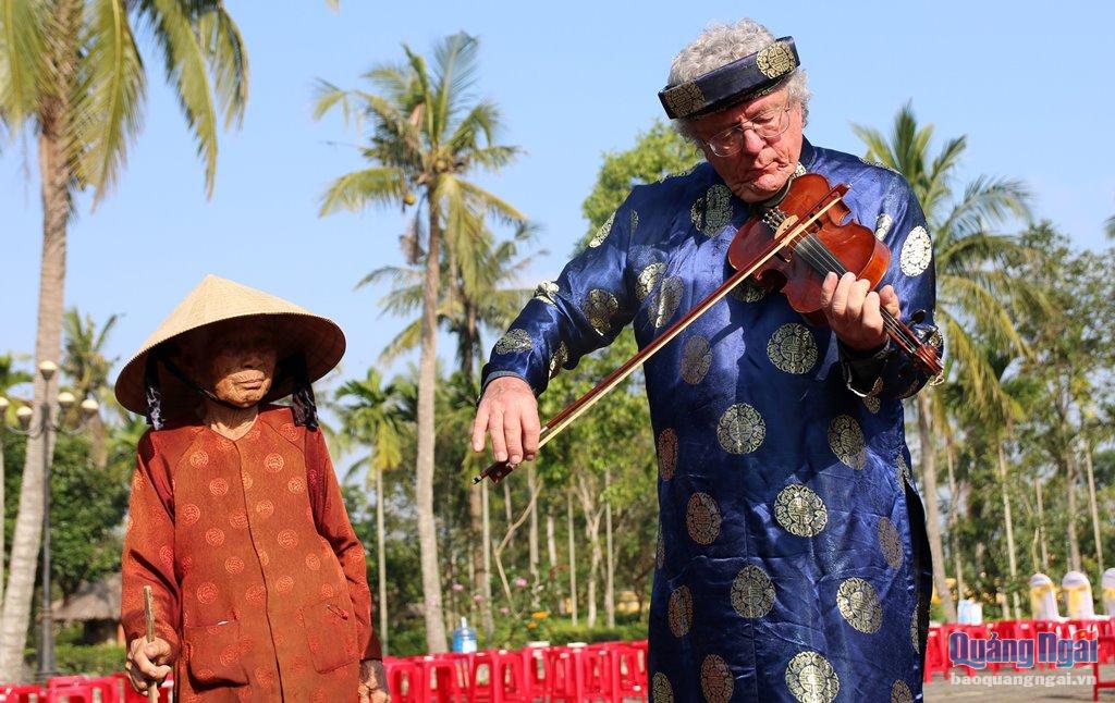Ông Mike Boehm đến từ Tổ chức Madison Quakers đã kéo đàn violon bài “Tiếng vĩ cầm ở Mỹ Lai” để tưởng nhớ các nạn nhân.