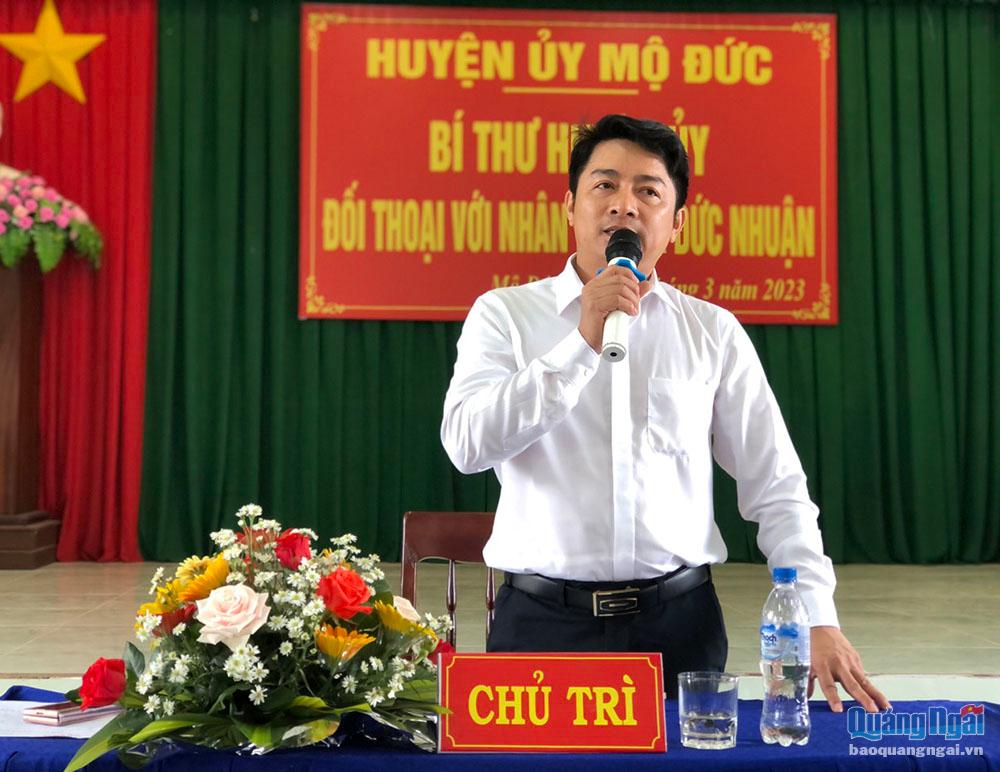 Bí thư Huyện ủy Mộ Đức Nguyễn Minh Đạo đối thoại với cử tri.