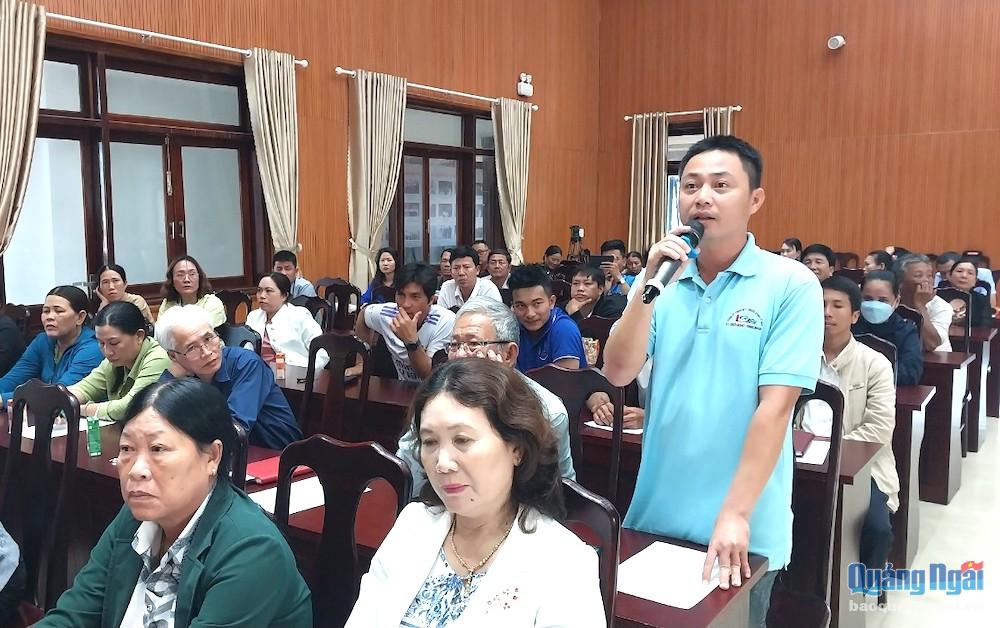 Người dân làm du lịch nêu đề xuất, kiến nghị đến Bí thư Huyện ủy Lý Sơn những giải pháp thúc đẩy du lịch phát triển.