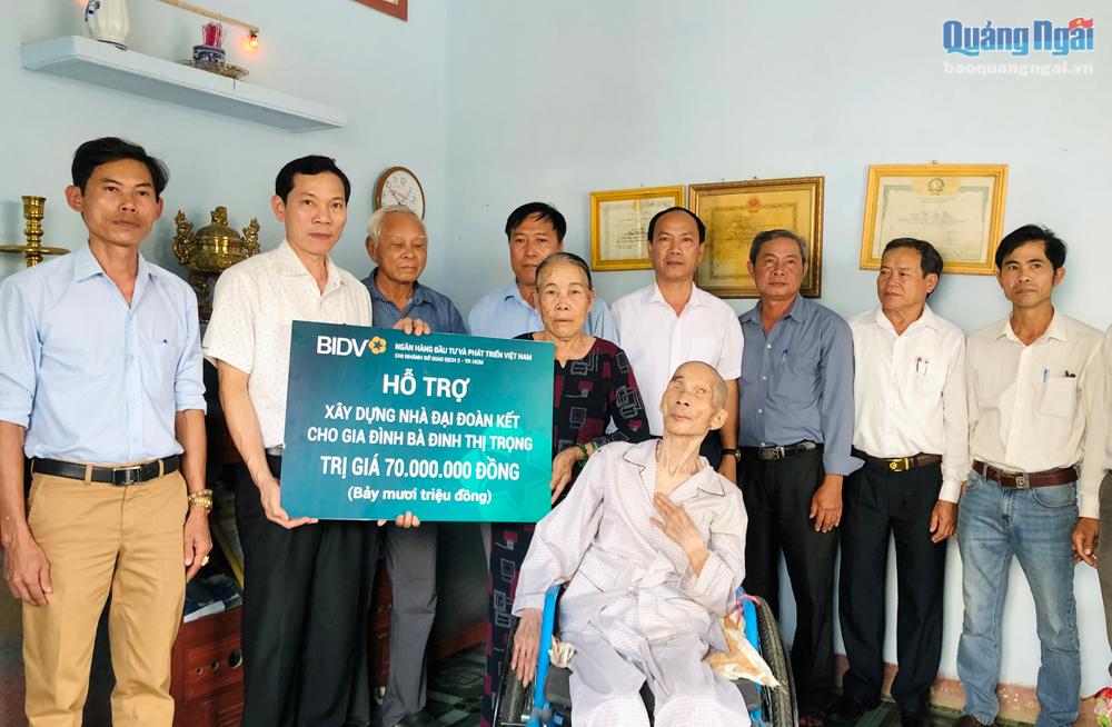 Trưởng ban Dân vận Tỉnh ủy, Chủ tịch Ủy ban MTTQ Việt Nam tỉnh Võ Thanh An trao bảng tượng trưng và tặng quà cho gia đình bà Đinh Thị Trọng, ở xã Tịnh Phong (Sơn Tịnh).