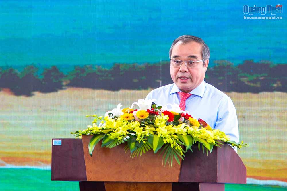 Phó Chủ tịch Thường trực UBND tỉnh Trần Hoàng Tuấn đọc diễn văn tại buổi lễ.