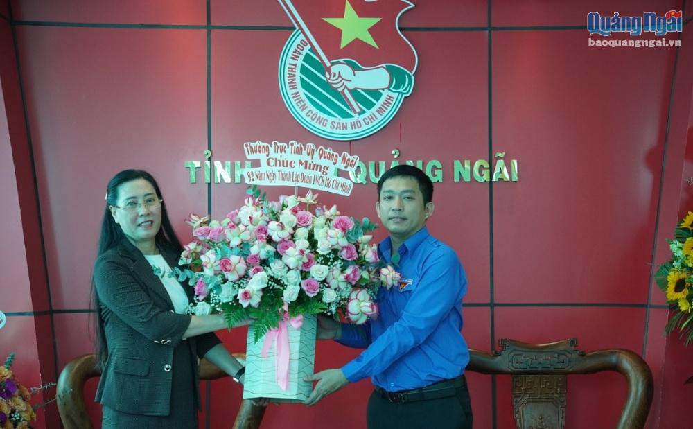 Bí thư Tỉnh ủy Bùi Thị Quỳnh Vân tặng hoa, chúc mừng Tỉnh đoàn.