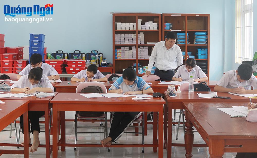 Thầy và trò Trường THPT Chuyên Lê Khiết trong giờ bồi dưỡng đội tuyển tham dự kỳ thi chọn học sinh giỏi quốc gia năm học 2023 - 2024.
