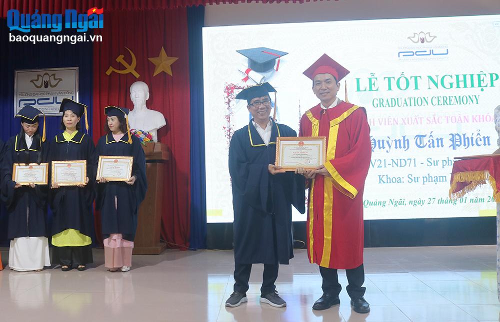 Trường Đại học Phạm Văn Đồng trao bằng tốt nghiệp cho sinh viên
