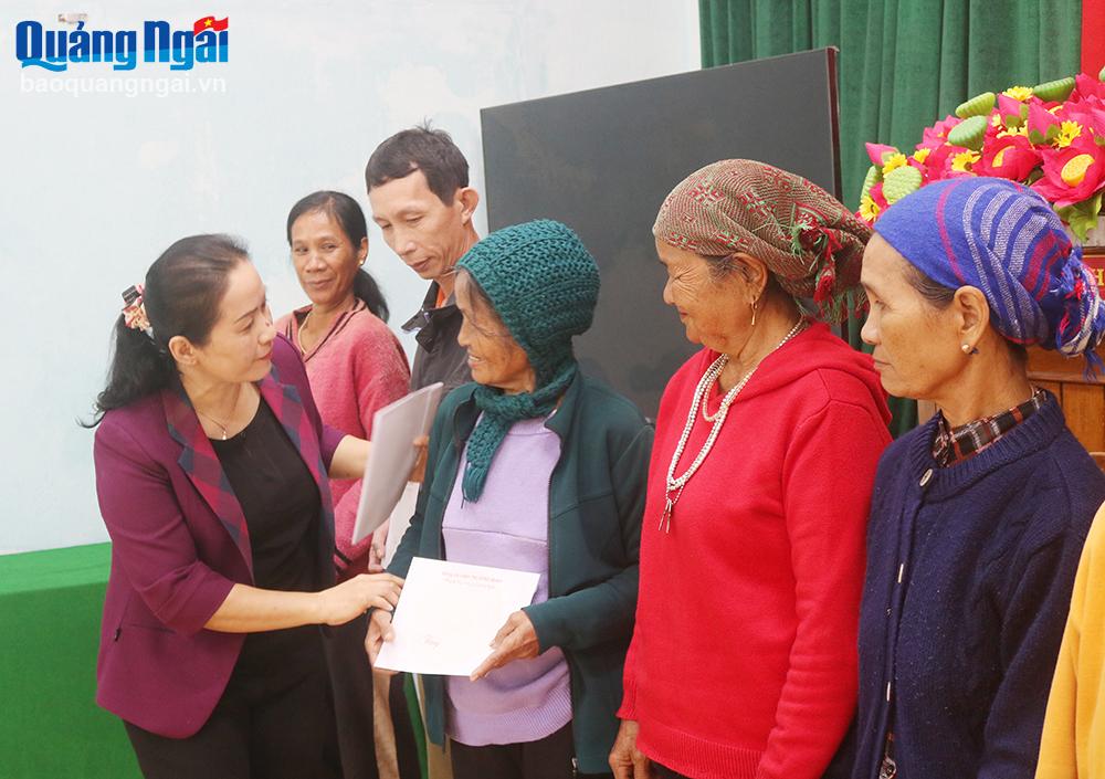 Phó Bí thư Tỉnh ủy Đinh Thị Hồng Minh thăm, tặng quà Tết cho hộ nghèo ở Ba Tơ