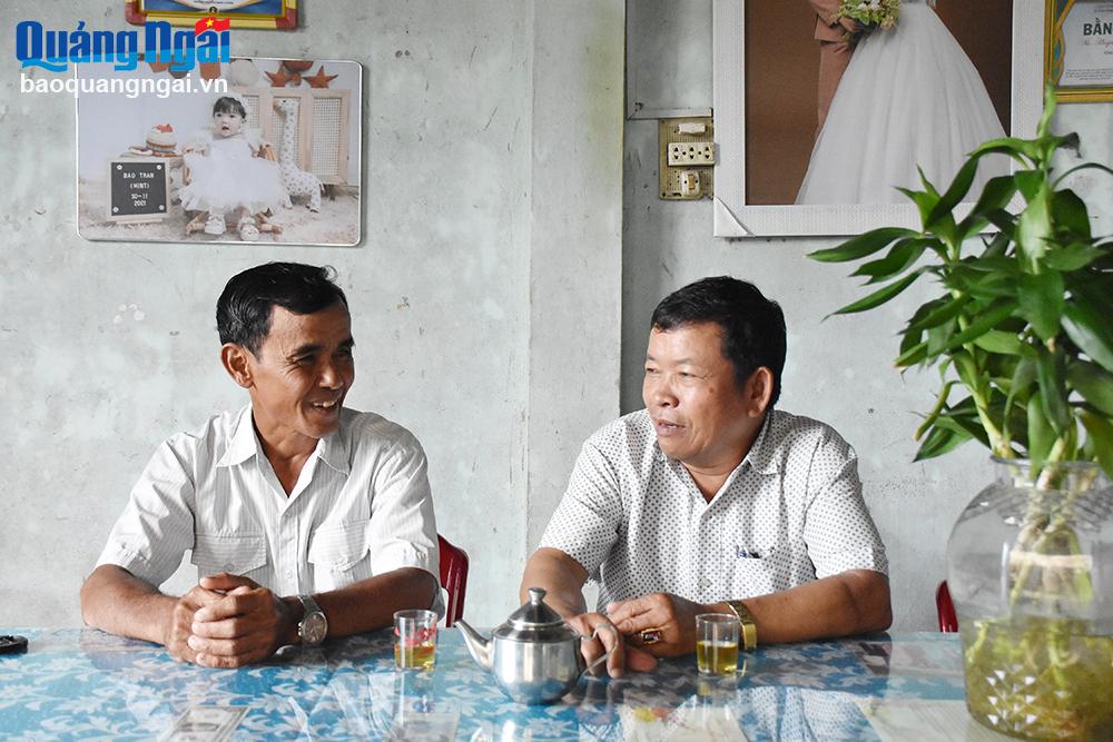 Bí thư chi bộ kiêm Trưởng Ban công tác mặt trận thôn Châu Me Nguyễn Duy Phương (bên phải), trao đổi cùng hộ gia đình anh Huỳnh Thanh Tân, hộ dân vừa bàn giao 6 sào đất làm cao tốc.