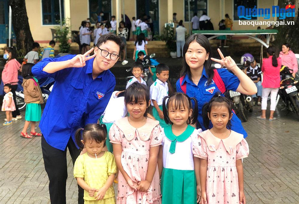 Em Phạm Công Đức (bên trái) tham gia hoạt động thiện nguyện tại huyện Trà Bồng.
