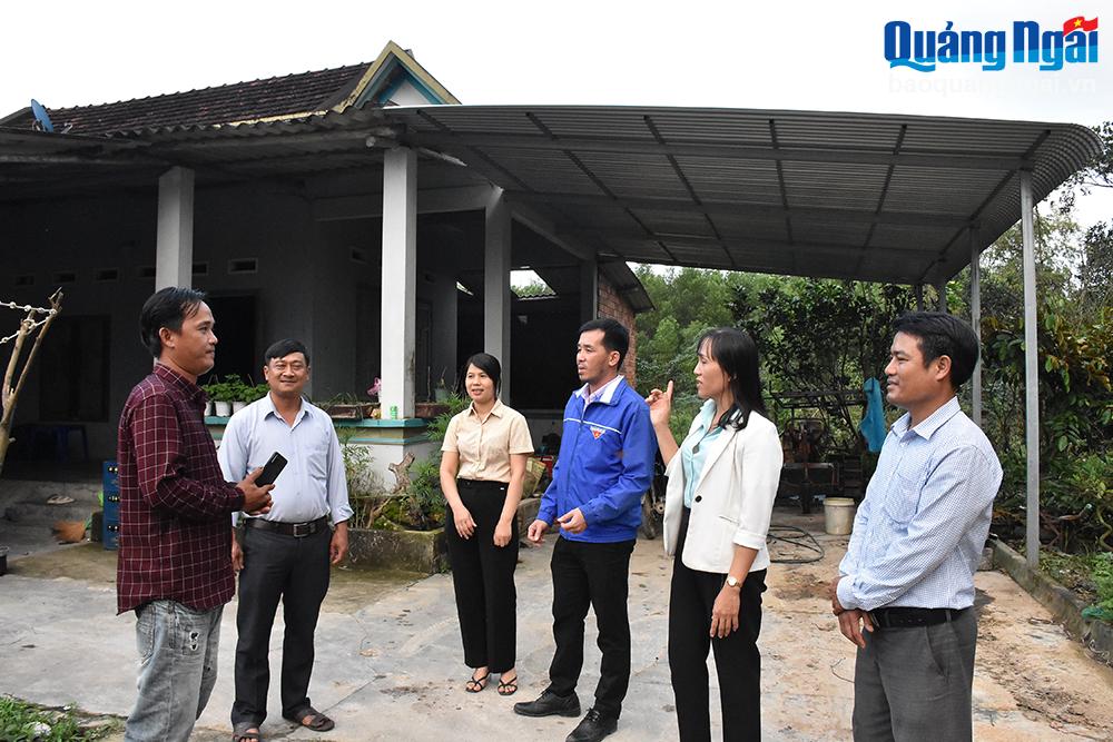 Thành viên nhóm xung kích xã Đức Lân trao đổi với anh Đỗ Văn Phú, ở thôn 
Tú Sơn 2 về thời gian di dời nhà ở.  