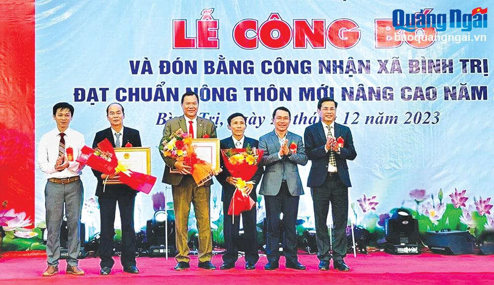 Xã Bình Trị đón nhận bằng công nhận xã nông thôn mới nâng cao.	