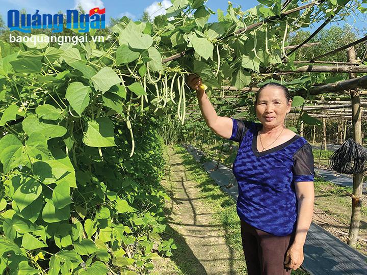 Không chỉ trách nhiệm với công việc, bà Lê Thị Tuyết còn chịu khó trong phát triển kinh tế gia đình. 