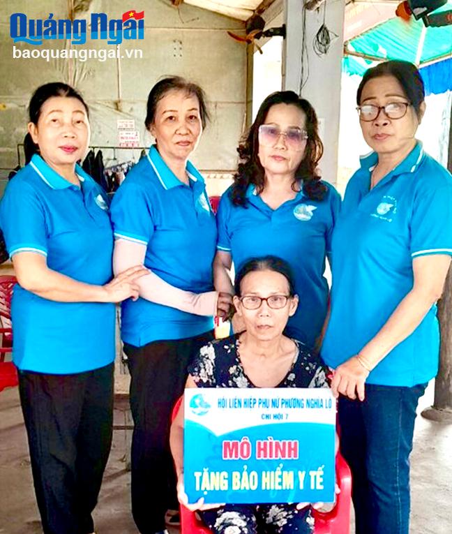 Hội LHPN phường Nghĩa Lộ (TP.Quảng Ngãi) tặng thẻ bảo hiểm y tế cho hội viên có hoàn cảnh khó khăn.