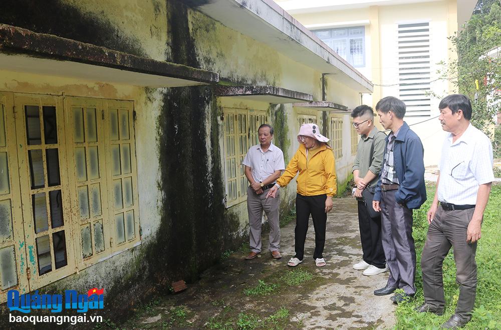 Khu nhà ở cho học sinh của Trường Phổ thông dân tộc bán trú Tiểu học số 2 Hương Trà (Trà Bồng) được tận dụng từ dãy phòng học cũ đã xuống cấp.	