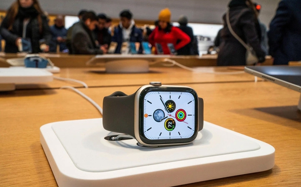 Một mẫu Apple Watch được trưng bày tại Apple Store ở Mỹ tháng 12/2023 - Ảnh: REUTERS